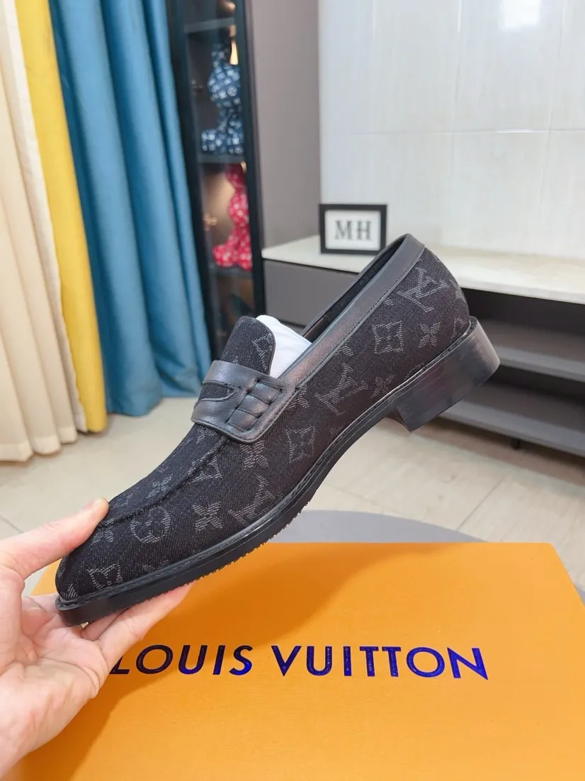 Ex-factory price 720🌹🌹High version [LV] Louis Vuitton's popular casual leather shoes🎖Fashionable and elegant🎖🎖Material: Original imported open-edge beaded cowhide, washed cowhide leather lining, original open-molded rubber outsole, high-end and classy, ​​elegant quality, instantly transforming into a handsome man ❤❤Standard\nNumber: 38-44
